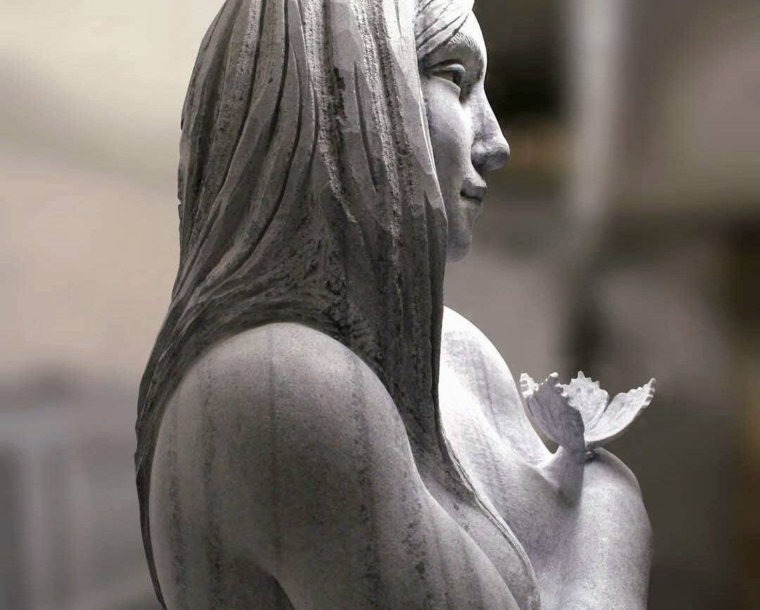 Graue Marmor Skulptur Frau Schmetterling