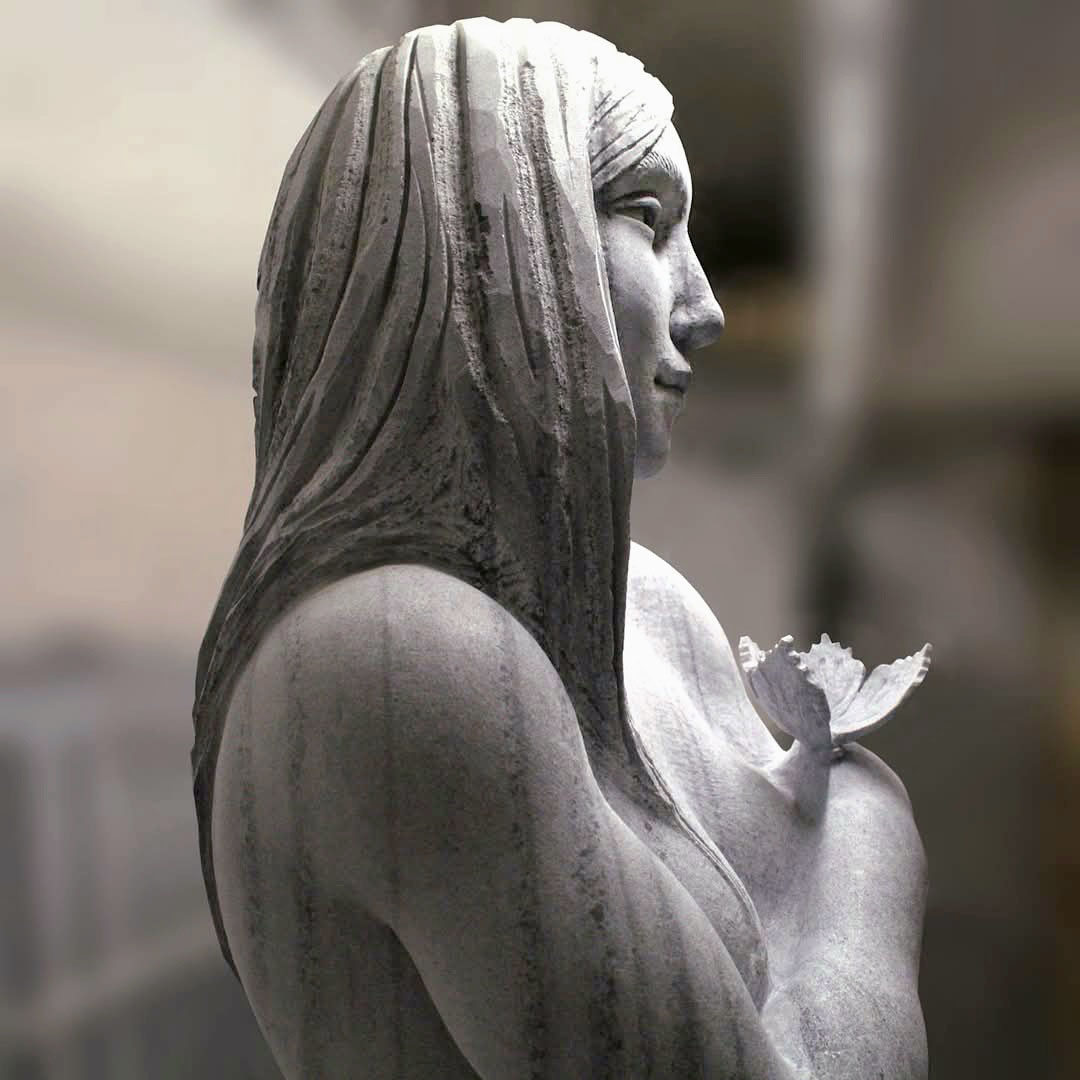 Graue Marmor Skulptur Frau Schmetterling