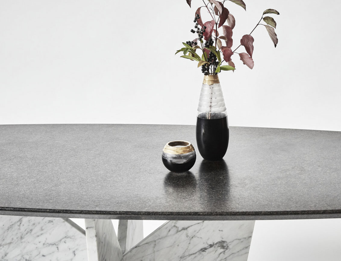 Tisch aus Granit und Marmor