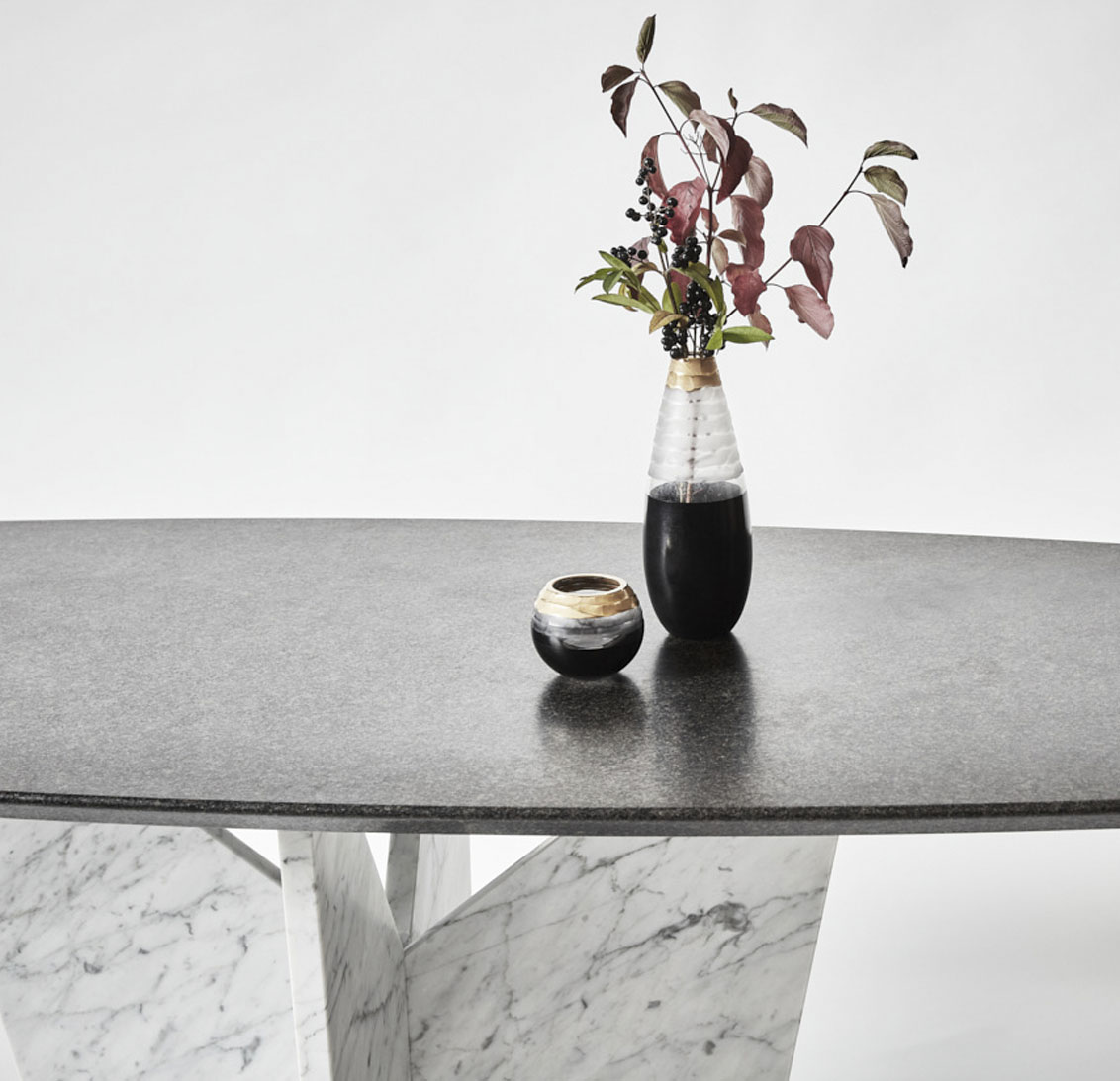 Tisch aus Granit und Marmor