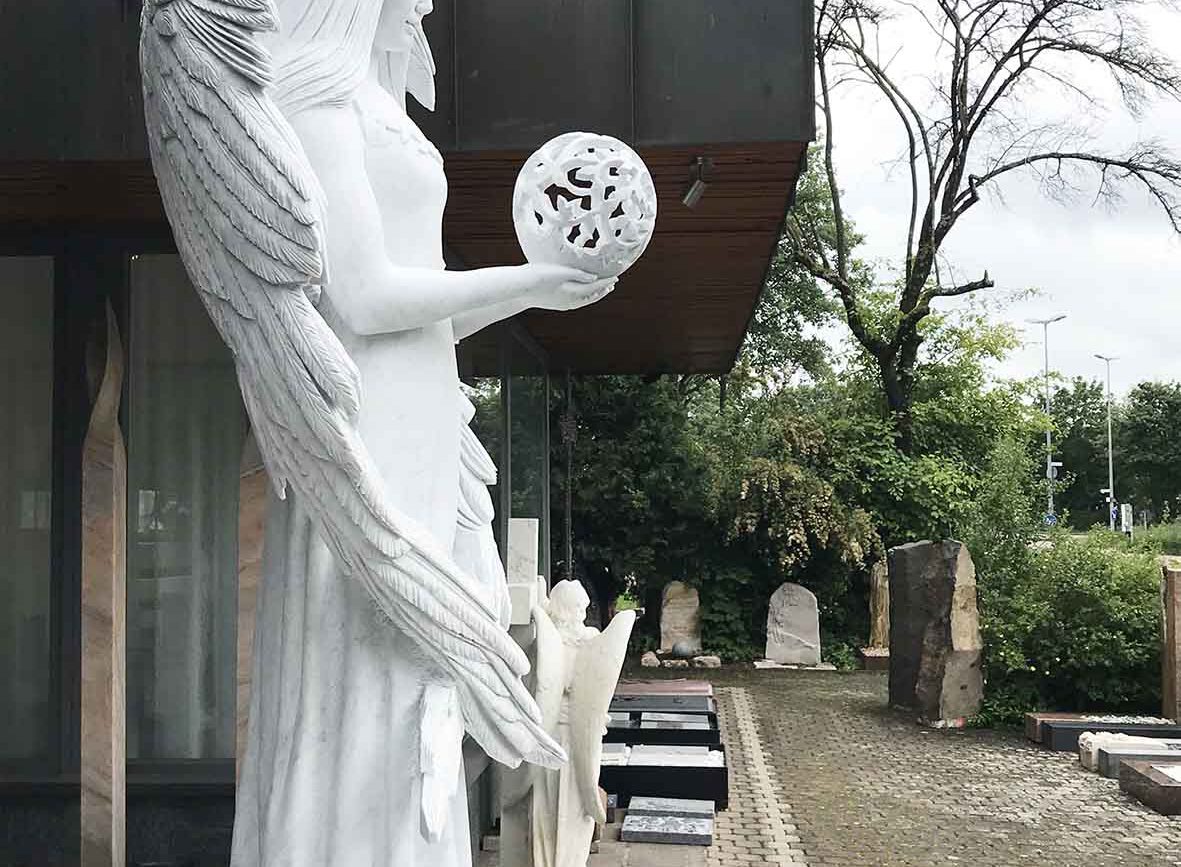 Monumentale Engels Skulptur