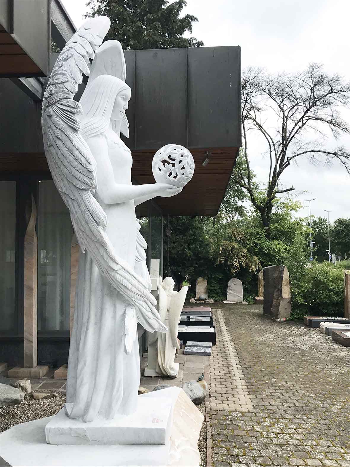 Monumentale Engels Skulptur